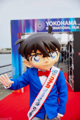 劇場版『名探偵コナン ハイウェイの堕天使』ゲスト声優・畑芽育さんとコナンくんがオープンカーで舞台・横浜にご挨拶！ イベントレポートが到着