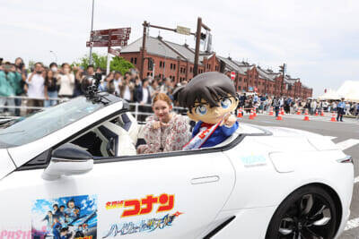 劇場版『名探偵コナン ハイウェイの堕天使』ゲスト声優・畑芽育さんとコナンくんがオープンカーで舞台・横浜にご挨拶！ イベントレポートが到着