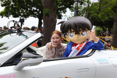 劇場版『名探偵コナン ハイウェイの堕天使』ゲスト声優・畑芽育さんとコナンくんがオープンカーで舞台・横浜にご挨拶！ イベントレポートが到着