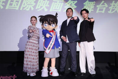 劇場版『名探偵コナン ハイウェイの堕天使』ゲスト声優・畑芽育さんとコナンくんがオープンカーで舞台・横浜にご挨拶！ イベントレポートが到着