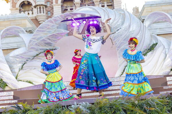 ミッキーが“世界のダンスと音楽の祭典”を開催！東京ディズニーシー新ショー「ダンス・ザ・グローブ！」が開幕