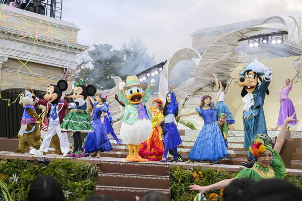 ミッキーが“世界のダンスと音楽の祭典”を開催！東京ディズニーシー新ショー「ダンス・ザ・グローブ！」が開幕