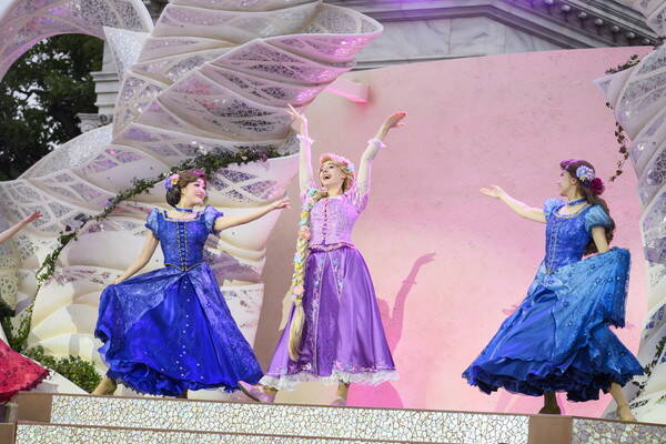 ミッキーが“世界のダンスと音楽の祭典”を開催！東京ディズニーシー新ショー「ダンス・ザ・グローブ！」が開幕