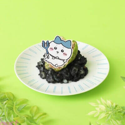 「ちいかわレストラン」さすまた風フォークやハチワレのピーマン肉詰め皿などかわいいグッズにも注目！ 討伐フェアのドリンクとサイドメニューをピックアップしたドリンクスタンドが開催