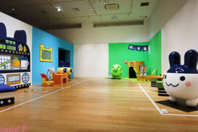 かわいい「たまごっち」たちの姿や開発秘話＆30周年アートはファン必見！ 「30周年記念 大たまごっち展」会場の様子を写真でお届け