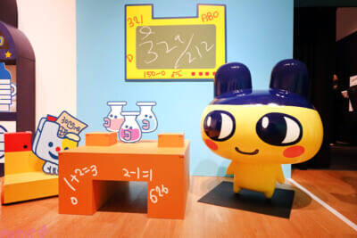 かわいい「たまごっち」たちの姿や開発秘話＆30周年アートはファン必見！ 「30周年記念 大たまごっち展」会場の様子を写真でお届け