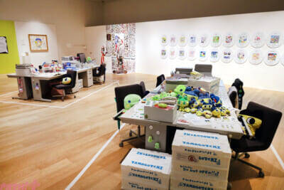 かわいい「たまごっち」たちの姿や開発秘話＆30周年アートはファン必見！ 「30周年記念 大たまごっち展」会場の様子を写真でお届け