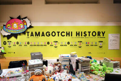 かわいい「たまごっち」たちの姿や開発秘話＆30周年アートはファン必見！ 「30周年記念 大たまごっち展」会場の様子を写真でお届け