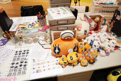 かわいい「たまごっち」たちの姿や開発秘話＆30周年アートはファン必見！ 「30周年記念 大たまごっち展」会場の様子を写真でお届け