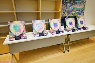 かわいい「たまごっち」たちの姿や開発秘話＆30周年アートはファン必見！ 「30周年記念 大たまごっち展」会場の様子を写真でお届け