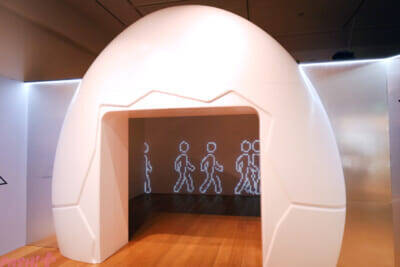 かわいい「たまごっち」たちの姿や開発秘話＆30周年アートはファン必見！ 「30周年記念 大たまごっち展」会場の様子を写真でお届け