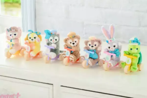 【東京ディズニーシー】かわいいぬいぐるみチャームやマルチケースがラインナップ！ 「ダッフィー＆フレンズのファインド・ユア・ビューティフル・ブルー！」第2弾のグッズやフードスーベニアが新登場