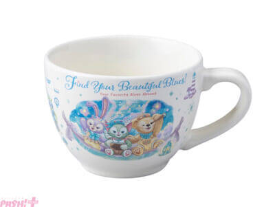 【東京ディズニーシー】かわいいぬいぐるみチャームやマルチケースがラインナップ！ 「ダッフィー＆フレンズのファインド・ユア・ビューティフル・ブルー！」第2弾のグッズやフードスーベニアが新登場