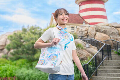 【東京ディズニーシー】かわいいぬいぐるみチャームやマルチケースがラインナップ！ 「ダッフィー＆フレンズのファインド・ユア・ビューティフル・ブルー！」第2弾のグッズやフードスーベニアが新登場