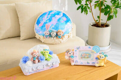 【東京ディズニーシー】かわいいぬいぐるみチャームやマルチケースがラインナップ！ 「ダッフィー＆フレンズのファインド・ユア・ビューティフル・ブルー！」第2弾のグッズやフードスーベニアが新登場