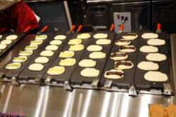 【ちいかわ】見て楽しめる店内や新しいお味のピスタチオなども注目！ 「ちいかわ焼き イオンモール幕張新都心店」の魅力を写真でお届け