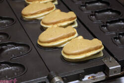 【ちいかわ】見て楽しめる店内や新しいお味のピスタチオなども注目！ 「ちいかわ焼き イオンモール幕張新都心店」の魅力を写真でお届け