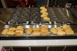 【ちいかわ】見て楽しめる店内や新しいお味のピスタチオなども注目！ 「ちいかわ焼き イオンモール幕張新都心店」の魅力を写真でお届け