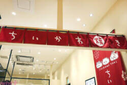 【ちいかわ】見て楽しめる店内や新しいお味のピスタチオなども注目！ 「ちいかわ焼き イオンモール幕張新都心店」の魅力を写真でお届け