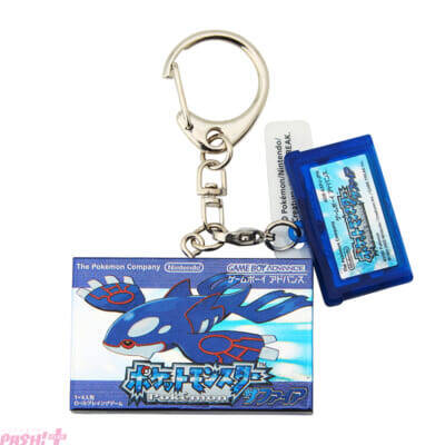 『ポケモン』シリーズ歴代ゲームソフトのパッケージがTシャツやサコッシュ、キーホルダーになって登場！ ポケモンセンターオンラインで30周年記念グッズが発売
