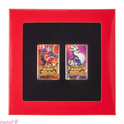 『ポケモン』シリーズ歴代ゲームソフトのパッケージがTシャツやサコッシュ、キーホルダーになって登場！ ポケモンセンターオンラインで30周年記念グッズが発売