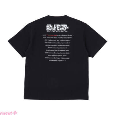 『ポケモン』シリーズ歴代ゲームソフトのパッケージがTシャツやサコッシュ、キーホルダーになって登場！ ポケモンセンターオンラインで30周年記念グッズが発売