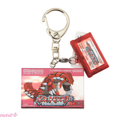 『ポケモン』シリーズ歴代ゲームソフトのパッケージがTシャツやサコッシュ、キーホルダーになって登場！ ポケモンセンターオンラインで30周年記念グッズが発売