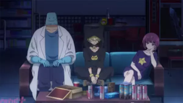 アニメ『夜桜さんちの大作戦』スパイ昇級試験の第一次試験官として現れたのは、なんと武器のスペシャリスト・辛三だった！ 第31話「スパイ昇級試験」あらすじ＆先行カット