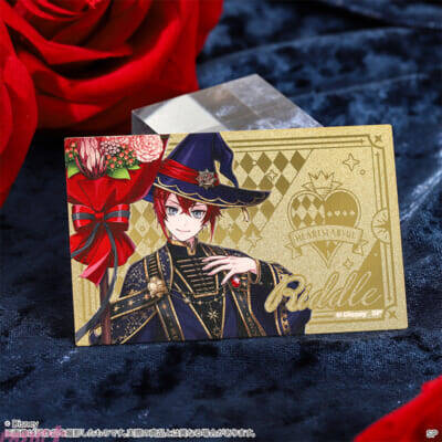 『ディズニー ツイステッドワンダーランド』「ブルームバースデー」イラストの華やかなアイテムが勢揃い！ オーロラ箔押し缶バッジ＆メタルカードセットとビッグアクリルスタンドが発売決定