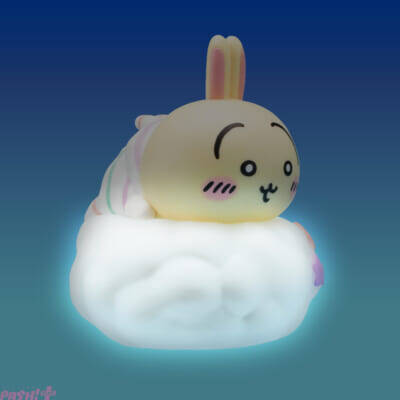 【ちいかわ】雲の上で寝そべるちいかわ、ハチワレ、うさぎに癒される…！ 『ちいかわ 雲の上でおやすみライト』がカプセルトイで登場