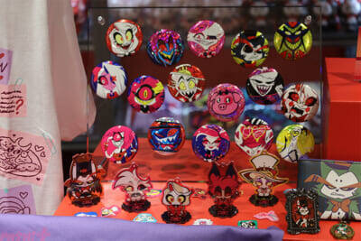 アニメ『ハズビン・ホテルへようこそ』ぽってりぷにぷになチャーリーたちのかわいい新グッズは必見！ フォトスポットや直筆サイン入りポスターも要チェックなPOP UP SHOPの様子を写真でお届け