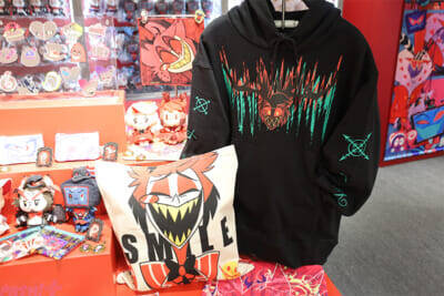 アニメ『ハズビン・ホテルへようこそ』ぽってりぷにぷになチャーリーたちのかわいい新グッズは必見！ フォトスポットや直筆サイン入りポスターも要チェックなPOP UP SHOPの様子を写真でお届け