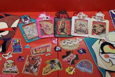 アニメ『ハズビン・ホテルへようこそ』ぽってりぷにぷになチャーリーたちのかわいい新グッズは必見！ フォトスポットや直筆サイン入りポスターも要チェックなPOP UP SHOPの様子を写真でお届け