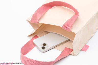 ふわふわ刺繍のカービィがかわいい！ 大人気の『カービィのストロベリーバーガー』にスクエアトートバッグセットが登場