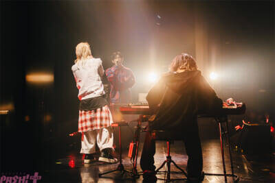 「いれいす」りうらが“新たな自分”を完全燃焼！ ソロワンマンライブ『りうら 2ndワンマンライブ -Burning Flair-』ライブレポートが到着