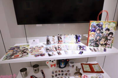 『くまクマ熊ベアー』『ワンオペ解雇』『イケナイ教』『バカふり』『私の心はおじさんである』の等身大アクリルスタンドはファン必見！ 人気5作品で「PASH! BOOKS」の10周年を祝うPOP UP SHOPの様子をお届け