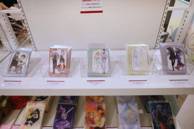 『くまクマ熊ベアー』『ワンオペ解雇』『イケナイ教』『バカふり』『私の心はおじさんである』の等身大アクリルスタンドはファン必見！ 人気5作品で「PASH! BOOKS」の10周年を祝うPOP UP SHOPの様子をお届け