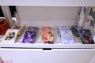 『くまクマ熊ベアー』『ワンオペ解雇』『イケナイ教』『バカふり』『私の心はおじさんである』の等身大アクリルスタンドはファン必見！ 人気5作品で「PASH! BOOKS」の10周年を祝うPOP UP SHOPの様子をお届け