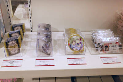 『くまクマ熊ベアー』『ワンオペ解雇』『イケナイ教』『バカふり』『私の心はおじさんである』の等身大アクリルスタンドはファン必見！ 人気5作品で「PASH! BOOKS」の10周年を祝うPOP UP SHOPの様子をお届け