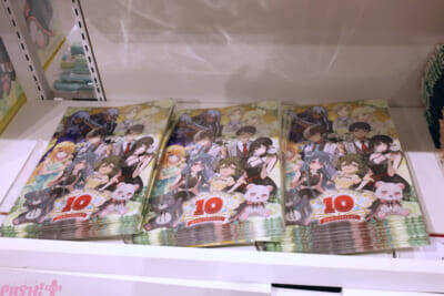 『くまクマ熊ベアー』『ワンオペ解雇』『イケナイ教』『バカふり』『私の心はおじさんである』の等身大アクリルスタンドはファン必見！ 人気5作品で「PASH! BOOKS」の10周年を祝うPOP UP SHOPの様子をお届け