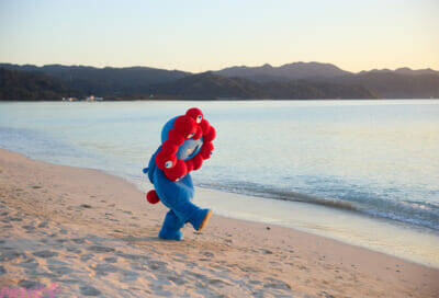 ミャクミャク渾身の1stグラビア写真集が登場!? フォトカード封入、独占“袋とじ”カット、お渡し会開催などファン必見の『I myaku you.』を2026年4月13日発売