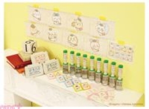 【ちいかわ】郵便屋さん姿のちいかわ、ハチワレ、うさぎたちがかわいい！ 切手＋ポストカードセットや切手型バッジがラインナップの『ちいかわ 郵便局グッズ』が受注開始