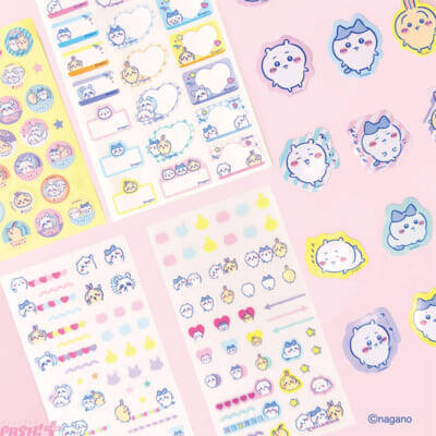 『ちいかわ』パステルカラーがかわいい！ 限定デザインのポーチやシールがDAISO店舗・ダイソーネットストアに登場