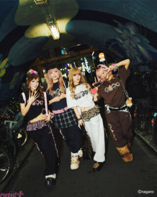 ちいかわたちが小麦ギャルになって登場!? マスコットやキーチェーンなどのかわいい『9090』×『ちいかわ』コラボアイテムが受注販売決定