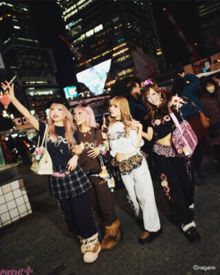 ちいかわたちが小麦ギャルになって登場!? マスコットやキーチェーンなどのかわいい『9090』×『ちいかわ』コラボアイテムが受注販売決定