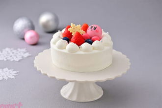 『カービィカフェ PETIT』初のホールケーキが登場！ かわいいチョコレートのカービィをのせて仕上げる「カービィのとっておき！いちごケーキ」が11月11日より発売
