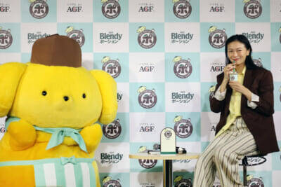 【サンリオ】榮倉奈々さん、ポムポムプリンからの名前呼びに大喜び！ ポムポムプリンと「ブレンディ」ポーションによる夢の“ポ”コラボ『ポムポムポーションCAFE』オープニングイベントの様子をお届け