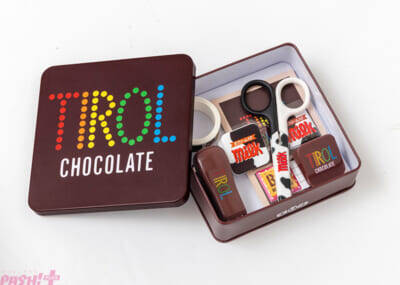 『チロルチョコ』が便利でかわいいステーショナリーに！ 『チロルチョコ ステーショナリーセット BOOK』12月25日発売。ロングセラー商品・コーヒーヌガーの缶ケースなど豪華な7点セット