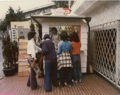 【サンリオ】マリオンクレープに包まれたハローキティがかわいすぎる…！ “ぬい活”にもピッタリのチャームが付属するコラボBOOKが3種類で発売