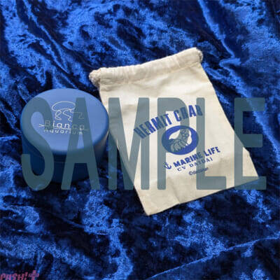 『アクアリウムは踊らない』2周年記念！ タニタコーヒーとのコラボ商品や記念グッズが発売。イラスト内でスーズが着用しているエプロンやコーヒーカップ＆ソーサーを商品化